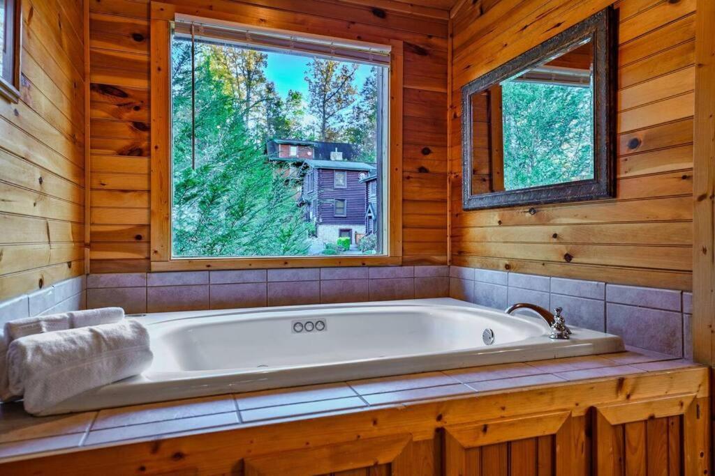 Stunning Mountain Cabin W Hot Tub Gatlinburg Exterior foto