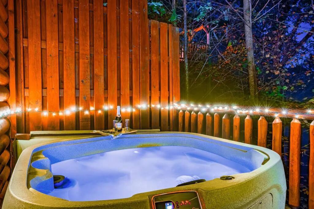 Stunning Mountain Cabin W Hot Tub Gatlinburg Exterior foto